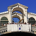Momenti veneziani 19 - Rialto da sotto